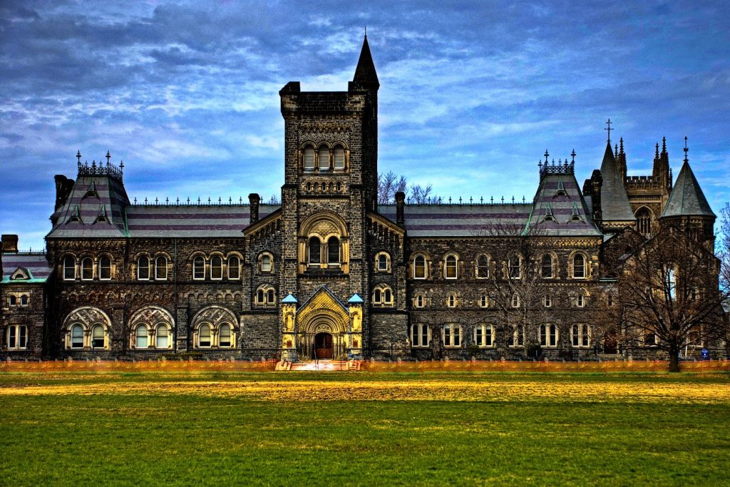  Các trường đại học nổi tiếng ở Canada không thể không kể đến đại học Toronto.